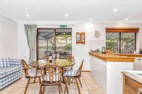 Picturesque Vineyard Farmhouse Nestled On 40-Acres - Accommodation Redcliffe 3