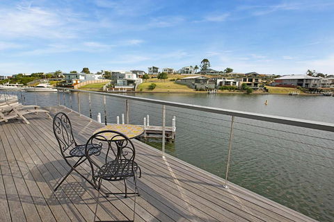 Pier 37 - Accommodation Redcliffe 2