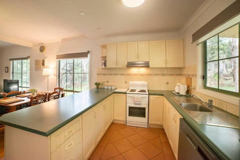 Pinnacle Retreat - Accommodation Redcliffe 1