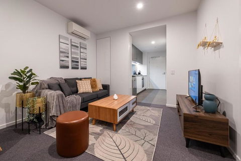 Pleasant &bright 2br2ba Apt Footscray Pool - Accommodation Redcliffe 1