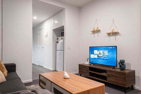 Pleasant &bright 2br2ba Apt Footscray Pool - Accommodation Redcliffe 2