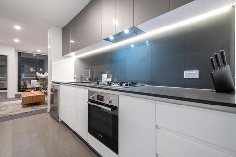 Pleasant &bright 2br2ba Apt Footscray Pool - Accommodation Redcliffe 3