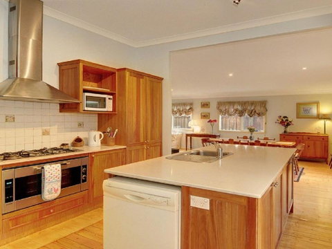 Plum Tree Cottage - Accommodation Redcliffe 3