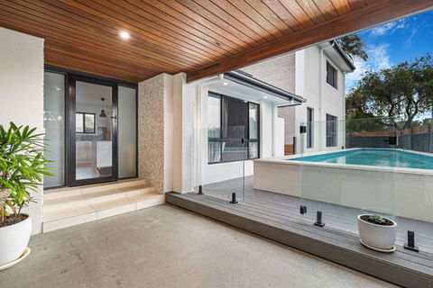 Pool House Hideaway - Accommodation Redcliffe 0