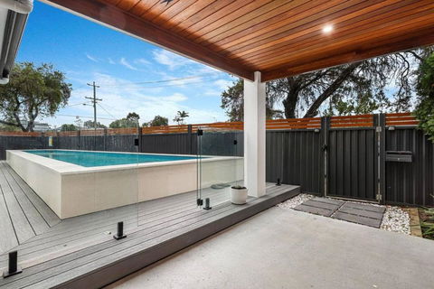 Pool House Hideaway - Accommodation Redcliffe 1