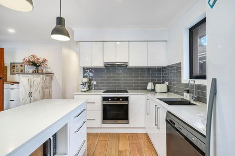 Pool House Hideaway - Accommodation Redcliffe 2