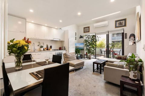 Poolside Apartment Opposite Redfern Park - Accommodation Redcliffe 0