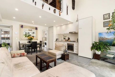 Poolside Apartment Opposite Redfern Park - Accommodation Redcliffe 1