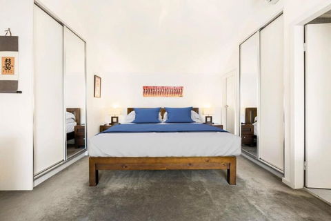 Poolside Apartment Opposite Redfern Park - Accommodation Redcliffe 2