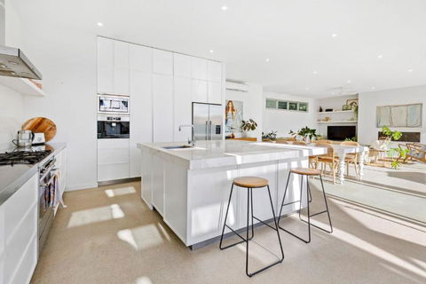 Poolside Paradise Mount Eliza - Accommodation Redcliffe 1