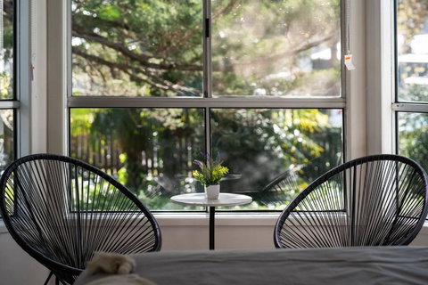 Popular Central Location King Bed The Repose - Accommodation Redcliffe 0