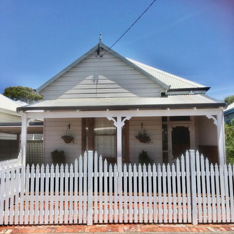 Railway Cottage - Accommodation Redcliffe 3