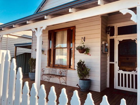 Railway Cottage - Accommodation Redcliffe 2