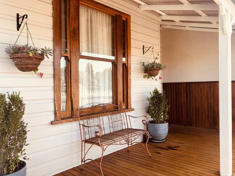Railway Cottage - Accommodation Redcliffe 1