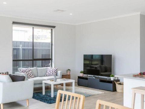 Putters Paradise 25-30 Troon Drive - Accommodation Redcliffe 1