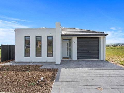 Putters Paradise 25-30 Troon Drive - Accommodation Redcliffe 0
