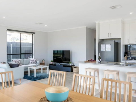 Putters Paradise 25-30 Troon Drive - Accommodation Redcliffe 2