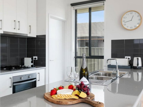 Putters Paradise 25-30 Troon Drive - Accommodation Redcliffe 3