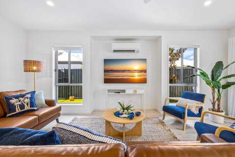 Premium 4-Bed Coastal Escape With BBQ And Pool - Accommodation Redcliffe 2