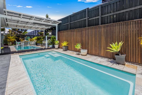 Premium 4-Bed Coastal Escape With BBQ And Pool - Accommodation Redcliffe 1