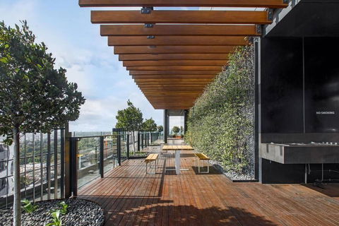 Premium Albert Park Grand Prix Apartment By Ready Set Host - Accommodation Redcliffe 3