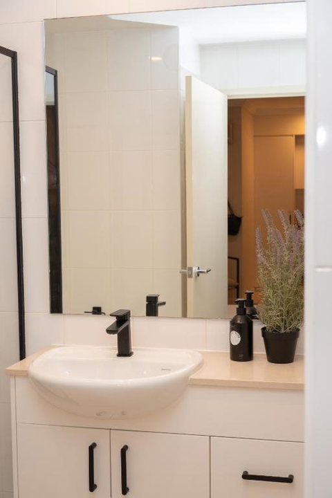 PRIME SPOT: Modern Studio+Balcony Darling Harbour - Accommodation Redcliffe 3