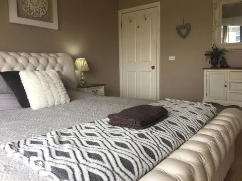 Private Bedroom In Modern Farm Homestead - Accommodation Redcliffe 0