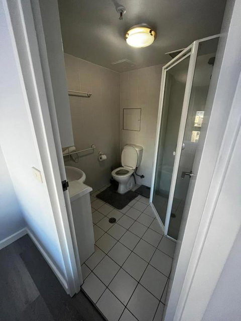 Private Room With Ensuite In The CBD - Accommodation Redcliffe 3