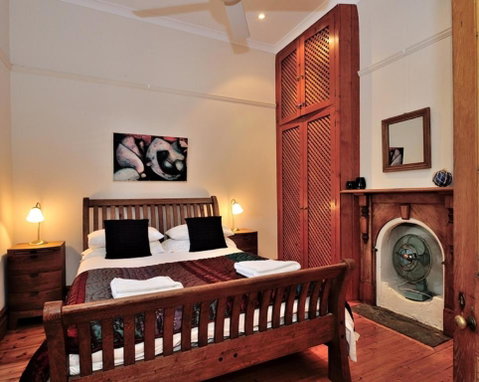 Pure Gold - Heritage 2 Bedroom Terraced Cottage - Accommodation Redcliffe 3