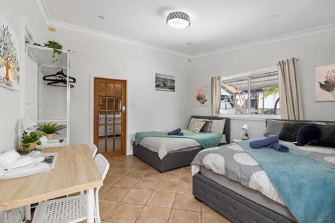 Quadruple Ensuite Room - Nearby Stations & Shops - Accommodation Redcliffe 0