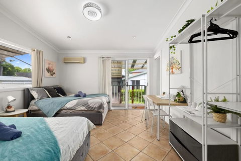 Quadruple Ensuite Room - Nearby Stations & Shops - Accommodation Redcliffe 1