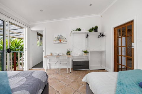 Quadruple Ensuite Room - Nearby Stations & Shops - Accommodation Redcliffe 2