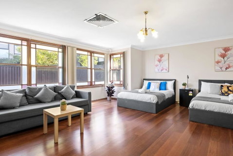 Quadruple Room W Ensuite In Gordon Near Train & Bus - Accommodation Redcliffe 0