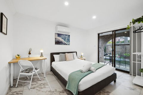 Quaint Double Room - Centrally Located At Glenfield - Shared Bathroom - Accommodation Redcliffe 0