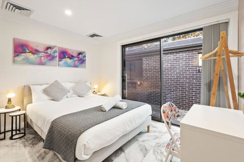 Quaint Double Room - Centrally Located At Glenfield - Shared Bathroom - Accommodation Redcliffe 1