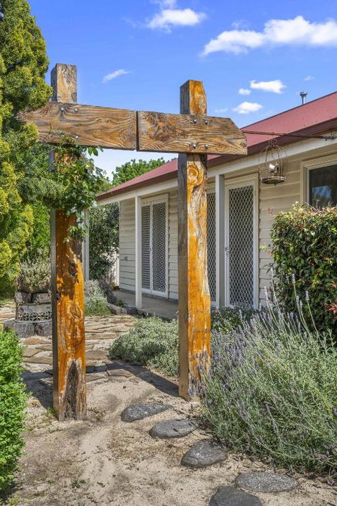 Quaint Garden Oasis With Free Parking - Accommodation Redcliffe 2