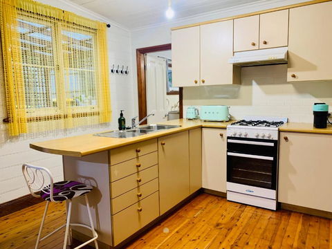 Quarryman Cottage @ 102 - Accommodation Redcliffe 3