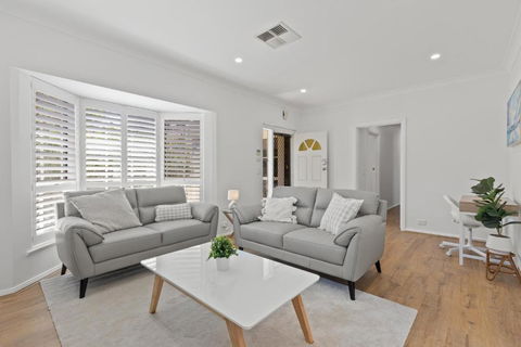 Quiet 2-Bed Retreat With Private Courtyard - Accommodation Redcliffe 0