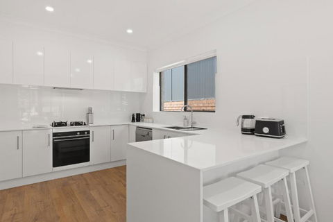 Quiet 2-Bed Retreat With Private Courtyard - Accommodation Redcliffe 1