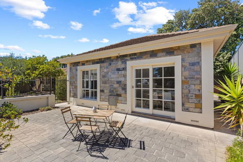 Quiet 2-Bed Retreat With Private Courtyard - Accommodation Redcliffe 3