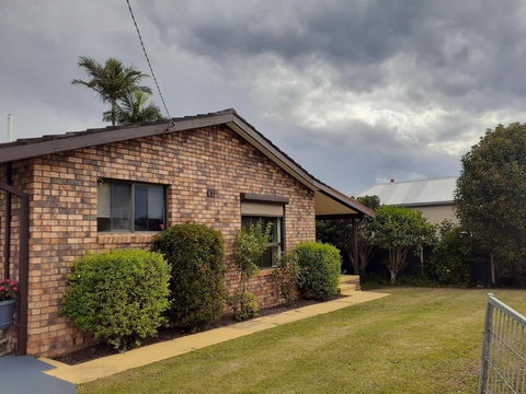 QUIET PROPERTY BY THE RIVER - Accommodation Redcliffe 0