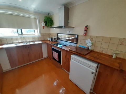QUIET PROPERTY BY THE RIVER - Accommodation Redcliffe 3