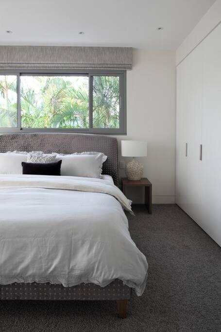 Racquet Retreat By Noosa Secret Destinations- Short Walk To Hastings Street - Accommodation Redcliffe 3