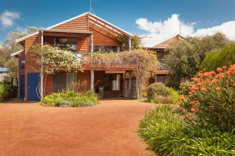 Rainbow House - Accommodation Redcliffe 0