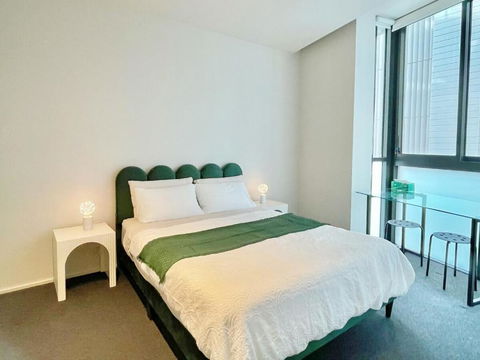 RARE Luxury Waterfront Living - Accommodation Redcliffe 2