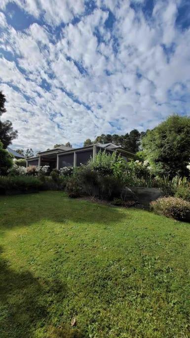Quiet Family Retreat Getaway - Wildlife Park, Sovereign Hill, Kryall Castle And City At Your Door - Modern House, 8 Guests, 4 Bedrooms, 5 Beds - Accommodation Redcliffe 0