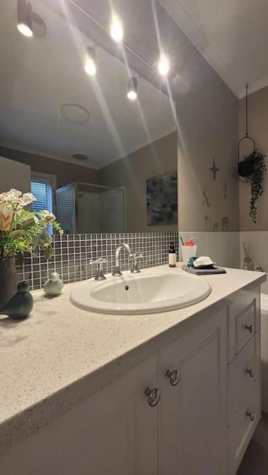 Quiet Family Retreat Getaway - Wildlife Park, Sovereign Hill, Kryall Castle And City At Your Door - Modern House, 8 Guests, 4 Bedrooms, 5 Beds - Accommodation Redcliffe 2