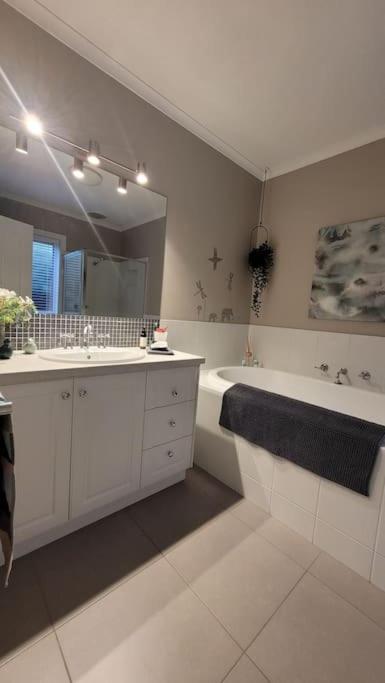 Quiet Family Retreat Getaway - Wildlife Park, Sovereign Hill, Kryall Castle And City At Your Door - Modern House, 8 Guests, 4 Bedrooms, 5 Beds - Accommodation Redcliffe 3