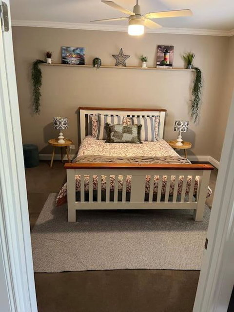 Quiet Family Retreat Getaway - Wildlife Park, Sovereign Hill, Kryall Castle And City At Your Door - Modern House, 8 Guests, 4 Bedrooms, 5 Beds - Accommodation Redcliffe 1