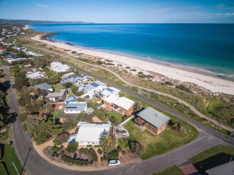 At The Beach - 54 Elizabeth Crescent - Accommodation Redcliffe 0
